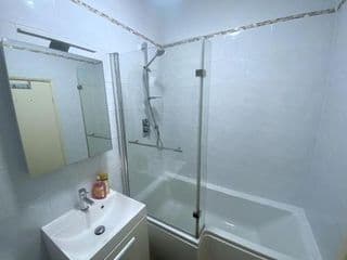 Walk to London Bridge En Suite Apartment with Kitchen photo 2