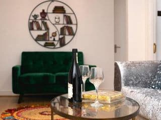 **Authentic & Spacious 5 Bed Apartment/Hyde Park** photo 1