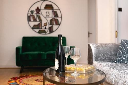 **Authentic & Spacious 5 Bed Apartment/Hyde Park**