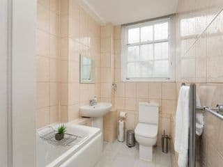 **Authentic & Spacious 5 Bed Apartment/Hyde Park** photo 2