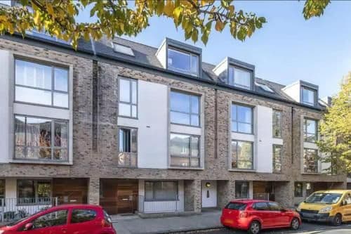 Modern flat in central London with car park
