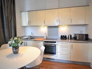 One Bedroom Apartment in Bayswater photo 3