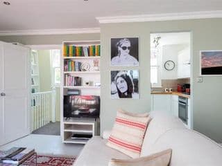 Lovely two bedroom flat with patio in Notting Hill photo 2