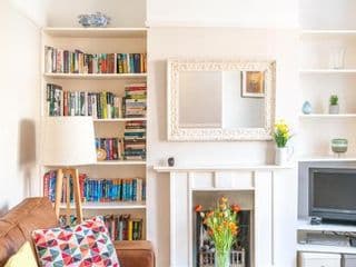 Pass the Keys Cheerful and Cosy Apartment in West London photo 1