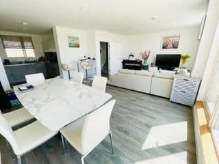 Modern Penthouse flat with Free Indoor Parking photo 3