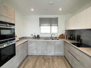 Modern Penthouse flat with Free Indoor Parking photo 4