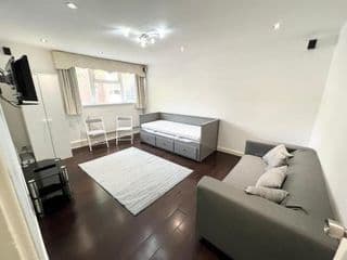 Large 3 bedroom apt sleeping up to 8 guests photo 1