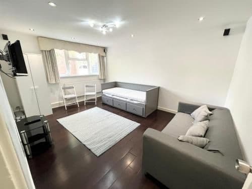 Large 3 bedroom apt sleeping up to 8 guests