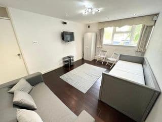 Large 3 bedroom apt sleeping up to 8 guests photo 3