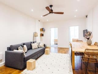 2 Bedroom Apartment right on Trafalgar Square photo 1