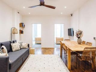 2 Bedroom Apartment right on Trafalgar Square photo 2