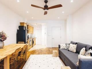2 Bedroom Apartment right on Trafalgar Square photo 3