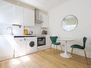 Stylish one bedroom apartment in Greater London photo 1