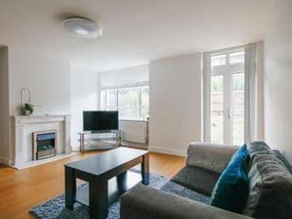 Bright & welcoming garden flat sleeps 6 in style photo 1