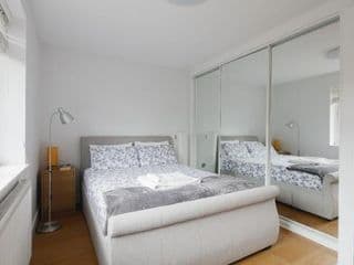 Bright & welcoming garden flat sleeps 6 in style photo 3