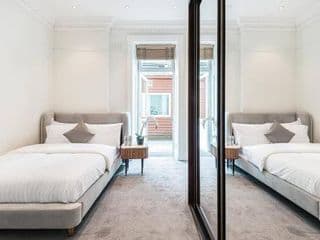 The Family Guy- Hampstead 3 Bed with Garden photo 4