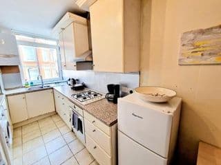 Bright & Spacious Flat next to Bayswater Station photo 1