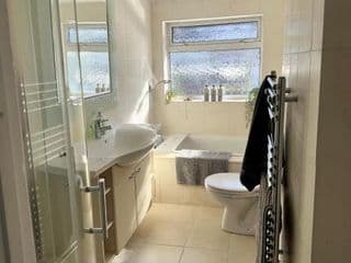 Modern four bedroom semi-detached house with off street parking 8 min drive to Wembley stadium, 5 miles to Central London photo 1