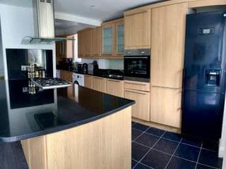 Modern four bedroom semi-detached house with off street parking 8 min drive to Wembley stadium, 5 miles to Central London photo 2