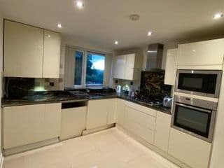 Lovely 2-bedroom flat facing Wimbledon Park photo 2