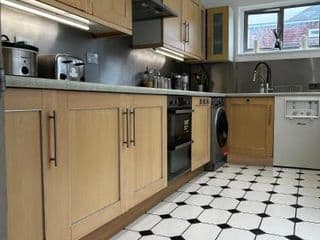 Great Priced Private Room in Thorn 4 photo 4