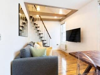 Spacious 4 bedrooms flat in New Oxford Street photo 1