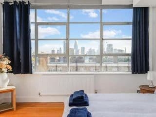 Stylish 2 bed flat in canal side gated development photo 3