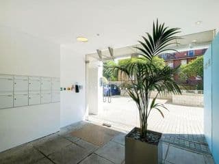 Stylish 2 bed flat in canal side gated development photo 4