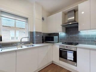 Lovely 2-bedroom flat with parking near Highgate photo 4