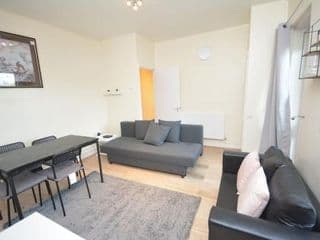 Lovely 4 bedroom apartment close to the city walking distance from the rivere view photo 1