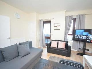 Lovely 4 bedroom apartment close to the city walking distance from the rivere view photo 2