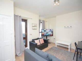 Lovely 4 bedroom apartment close to the city walking distance from the rivere view photo 3