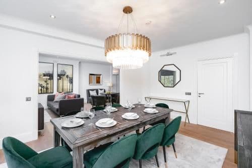 ' Luxury & Spacious 4 Bed 4 Bath Apartment '