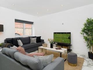 Best location! NEW! 2 BED/2,5 BATH OXFORD STREET! photo 1