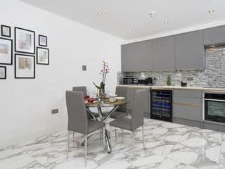 Best location! NEW! 2 BED/2,5 BATH OXFORD STREET! photo 4