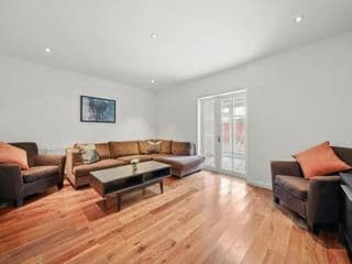 Superbly spacious newly furnished 6-Bedroom house photo 1