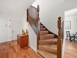 Superbly spacious newly furnished 6-Bedroom house photo 2