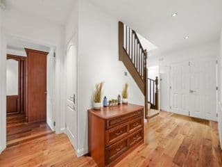 Superbly spacious newly furnished 6-Bedroom house photo 3