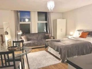 Private spacious studio Ealing 2 mins from tube photo 1
