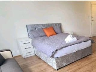 Private spacious studio Ealing 2 mins from tube photo 2