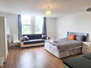 Private spacious studio Ealing 2 mins from tube photo 3