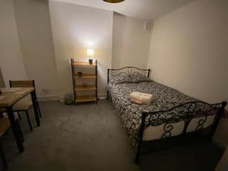 Cosy Victorian guest room photo 3