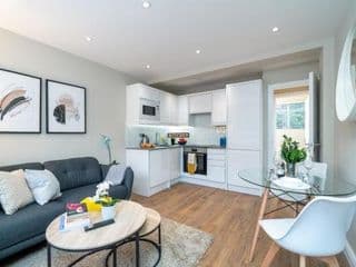 Morden & Comtempery 2 Bed Flat, In Shepherds bush photo 1