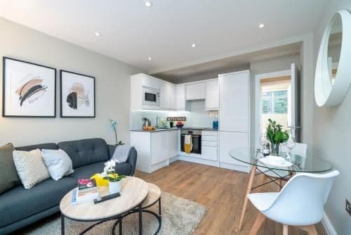 Morden & Comtempery 2 Bed Flat, In Shepherds bush