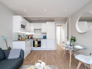 Morden & Comtempery 2 Bed Flat, In Shepherds bush photo 2