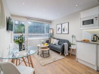 Morden & Comtempery 2 Bed Flat, In Shepherds bush photo 3