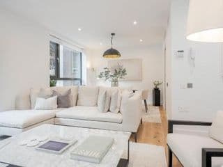 Luxury Central Mayfair Townhouse with A/C 3BR 3BA photo 2