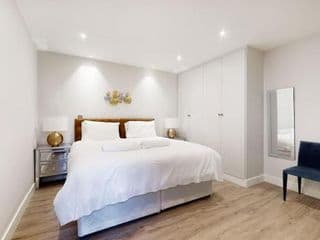 Stylish 2bed flat 10min to Wimbledon tennis courts photo 3
