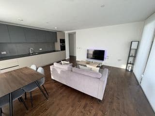 Immaculate 2bed apartment in London- city views photo 2