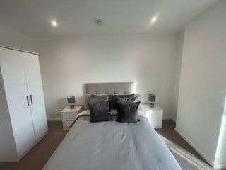 Immaculate 2bed apartment in London- city views photo 3